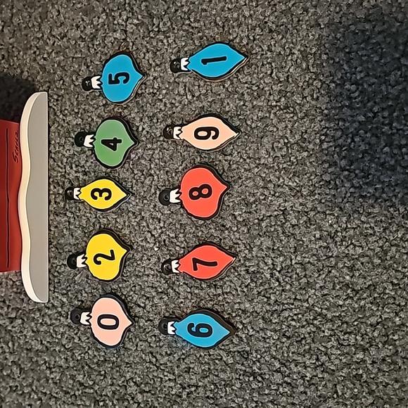 Hallmark Peanuts Snoopy on Dog House Christmas Countdown Calendar Decoration NWT - Picture 3 of 8